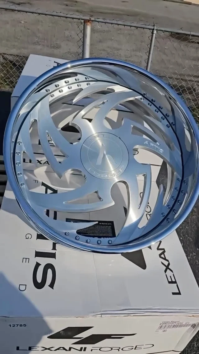 What You Putting These On!?🔥
26” Shreverport XL - Brushed Finish
XL Aluminum Cap @childishwheels 

#artiswheels #customwheels #forgedwheels #donks #rims