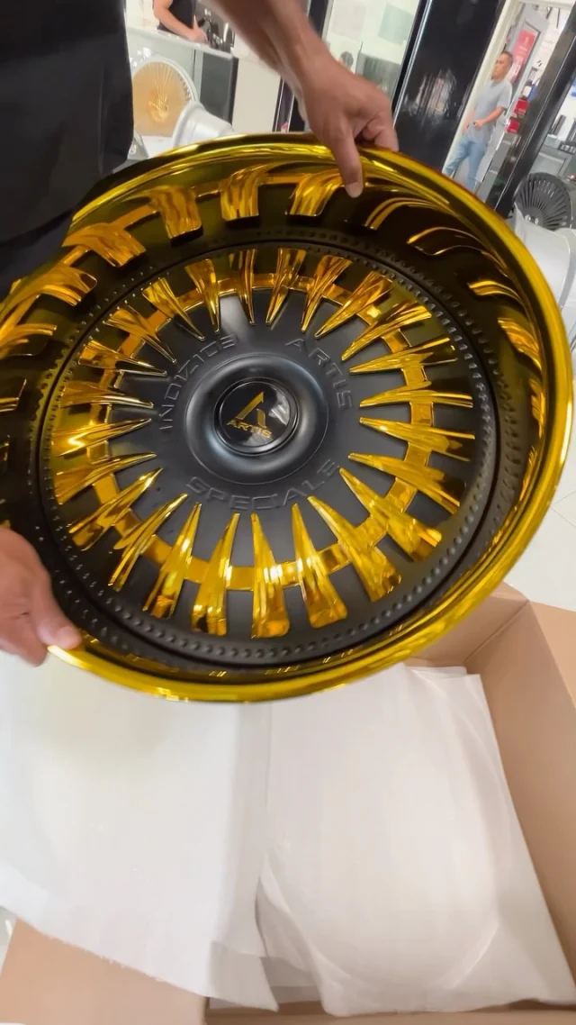WHAT YOU PUTTING THESE ON!?🔥
“Edizione Speciale” - Satin Black / Gold
Featuring Removable custom insert
🎥: @audiocityusa 

#artiswheels #forgedwheels #customwheels #donks #24s