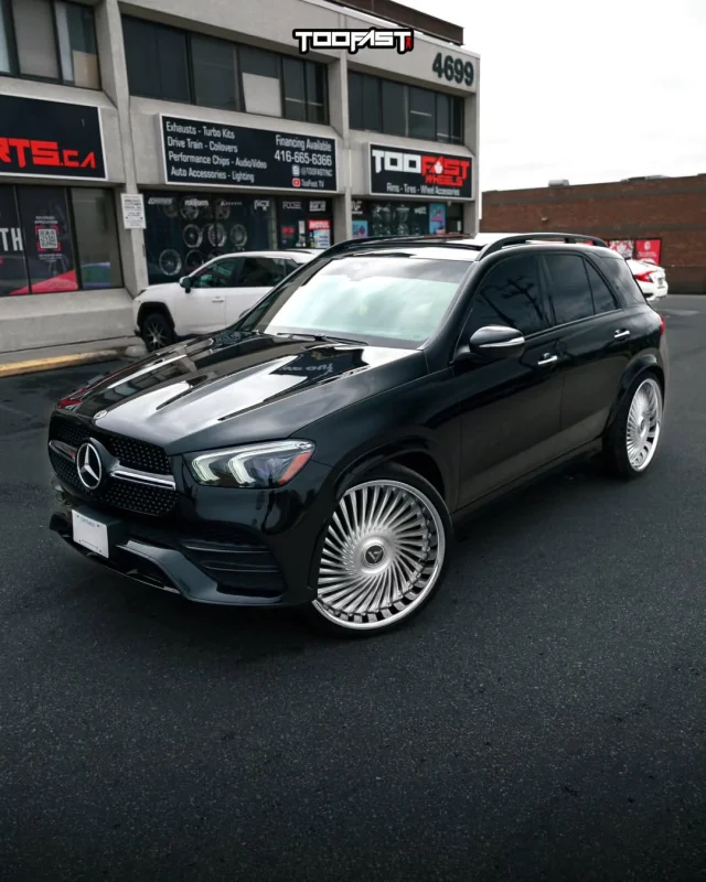 Benz on 26s🔥
Juicy XL - Silver / Chrome Stainless Lip
by @toofastinc @canadas_finest_bullyz 

#artiswheels #forgedwheels #customwheels #mercedes #26s