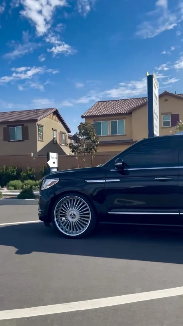 Navigator on 26s🔥
Havana XL - Silver / SS Lip
Floater cap available
by @srt_392_ 

#artiswheels #customwheels #lincolnnavigator #wheels #rims