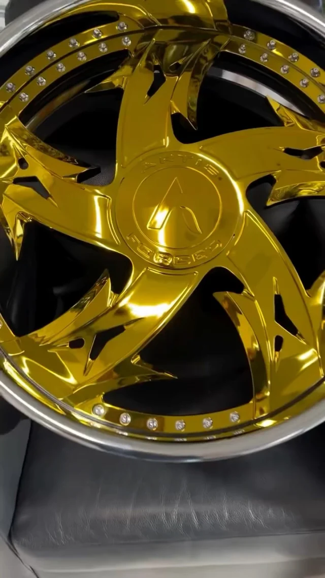 WHAT YOU PUTTING THESE ON!?🔥
Chi-Town XL - Liquid Gold Finish
Floater Cap Available

#artiswheels #forgedwheels #customwheels #donks #rims